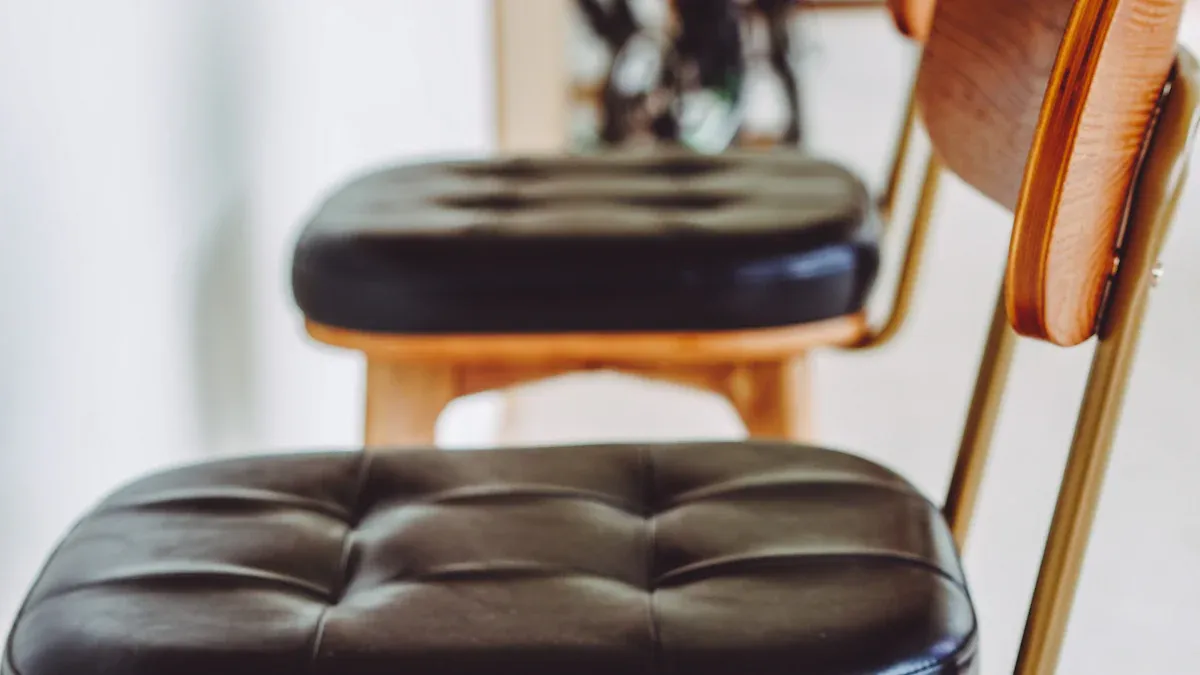 Comment rembourrer un tabouret de bar étape par étape Comment rembourrer un tabouret de bar étape par étape