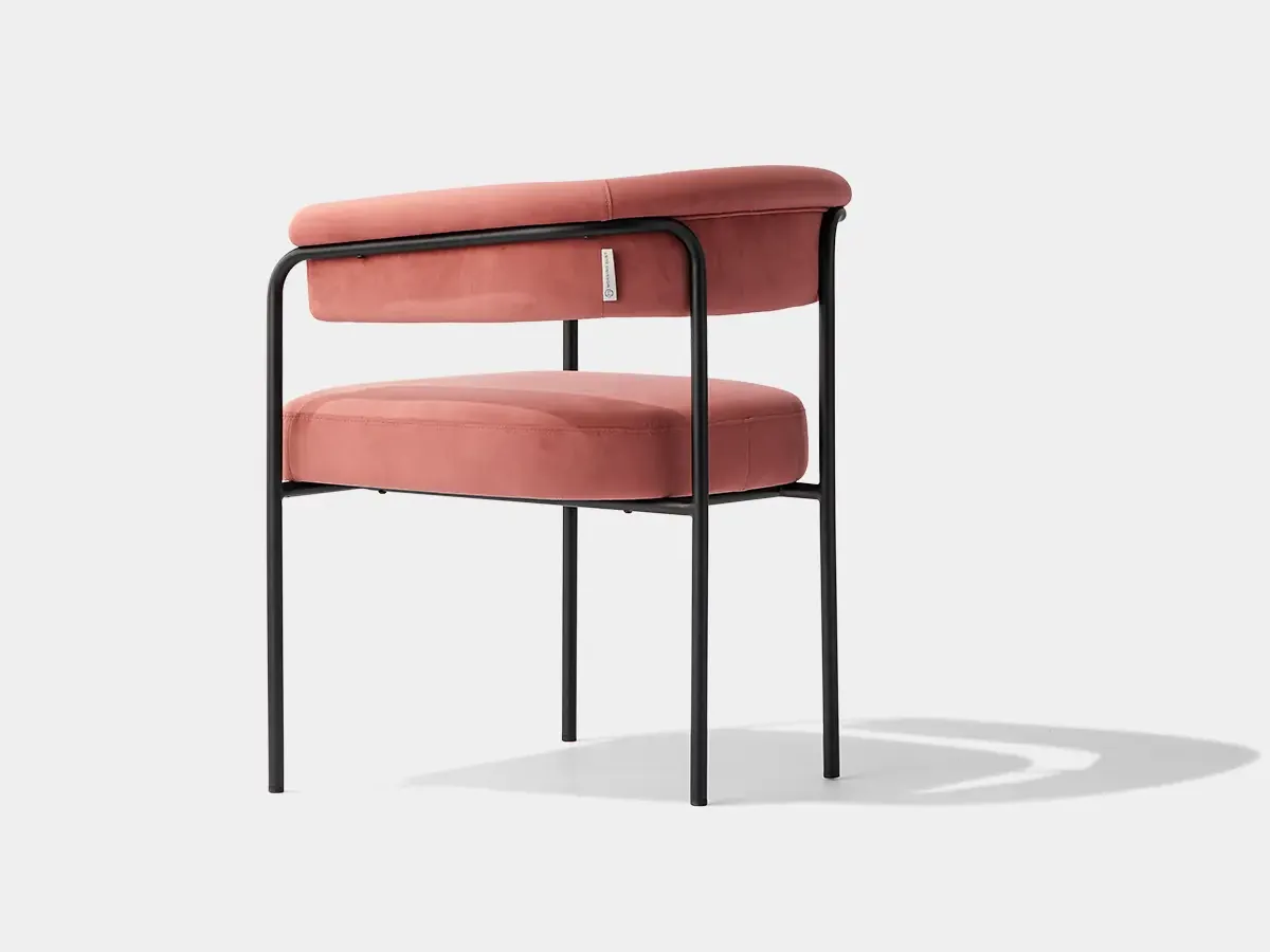 Vue de trois quarts arrière du fauteuil de salle à manger DC-F42, avec dossier rembourré et pieds métalliques fins