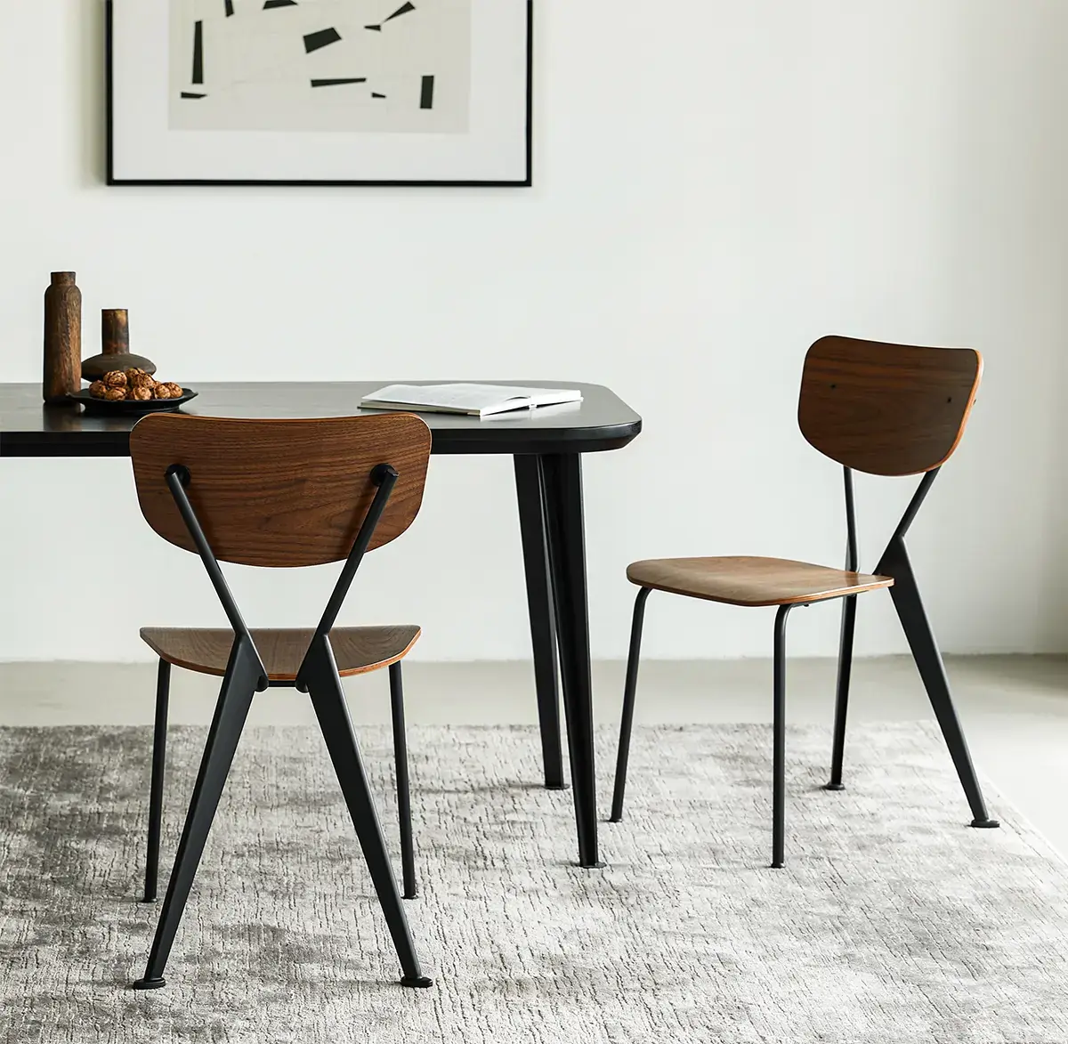 Sillas de comedor con estructura en cruz DC-H54-CM y asiento de contrachapado, dispuestas alrededor de una mesa de comedor