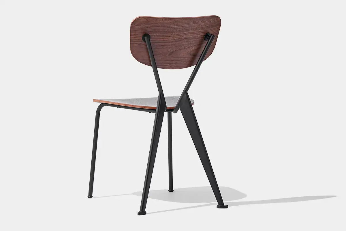Vista trasera de la silla DC-H54-CM, en la que se aprecian los soportes metálicos cruzados del respaldo