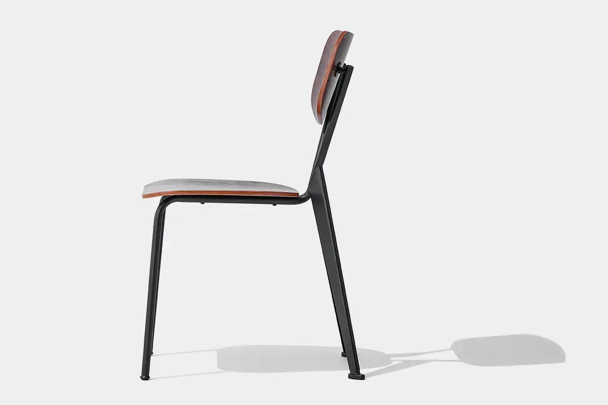 Perfil lateral de la silla de comedor DC-H54-CM, en el que se aprecia la profundidad del asiento y el ángulo del bastidor trasero