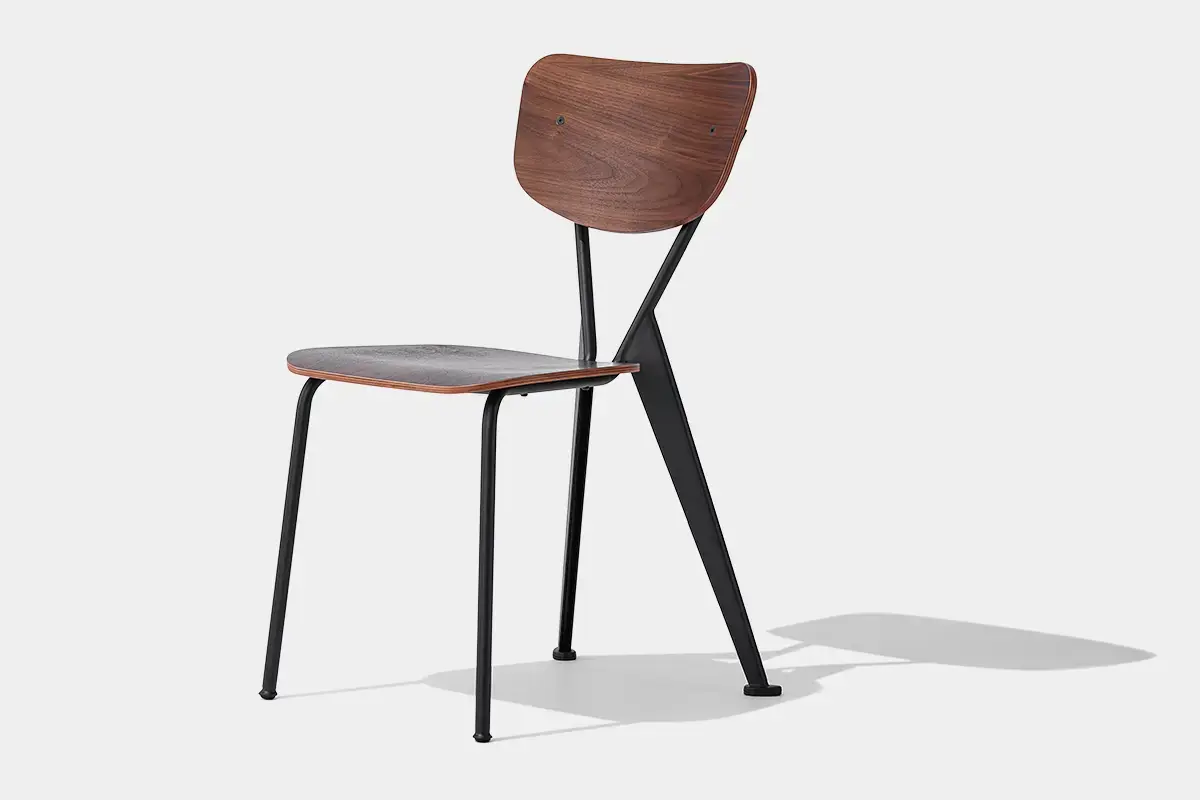 Vista de tres cuartos de la silla de comedor DC-H54-CM, de metal y contrachapado