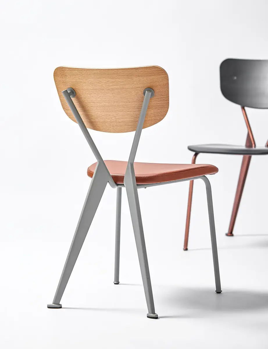 Silla DC-H54-CM con estructura de acabado claro, asiento tapizado y respaldo de contrachapado