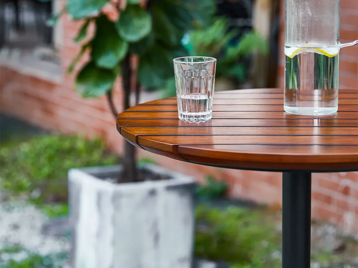 Drinks placed on the wooden slatted top of the YZ-OBT01 outdoor bar table