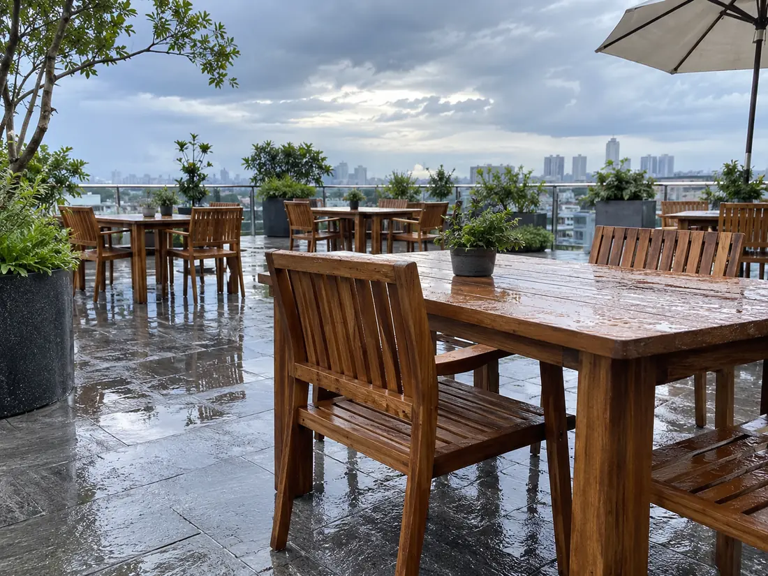 Meilleur bois pour le mobilier d’extérieur : guide de sélection professionnel Mobilier d’extérieur en bois exposé à la pluie sur un toit-terrasse