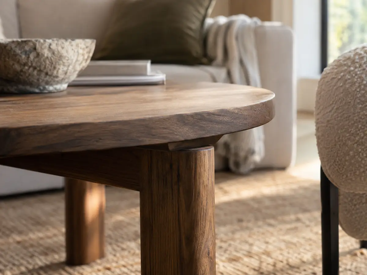 12 ideas de mesas de centro para hoteles, cafeterías y zonas lounge profesionales Detalle del borde y el soporte de una mesa de centro de madera cálida en una zona lounge