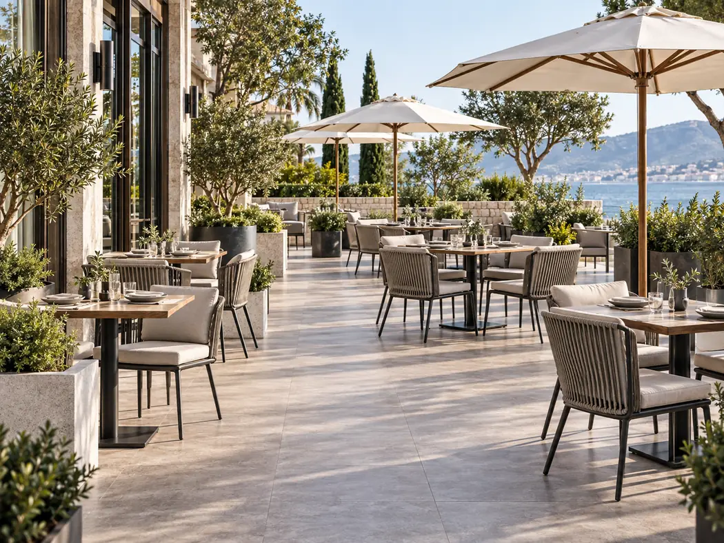 Die besten Outdoor-Möbel für Restaurants, Cafés und Hotels Anordnung einer Outdoor-Caféterrasse mit Zweier- und Vierertischen